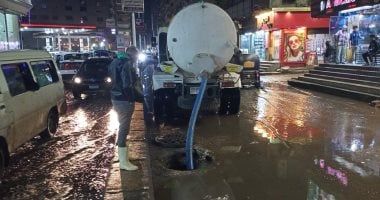 انتشار سيارات شفط مياه الأمطار فى الجيزة لتسهيل الحركة المرورية.. صور