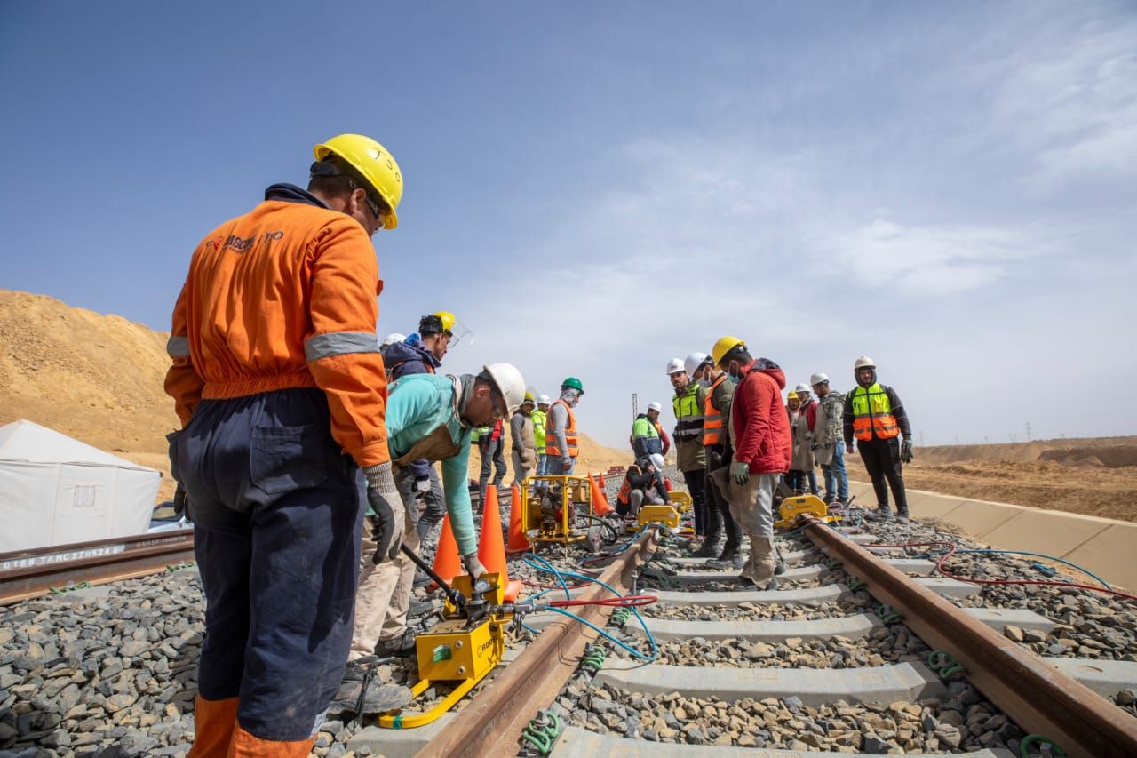 تقدم أعمال تنفيذ الخط الأول من القطار الكهربائي السريع العين السخنة-العلمين.. صور