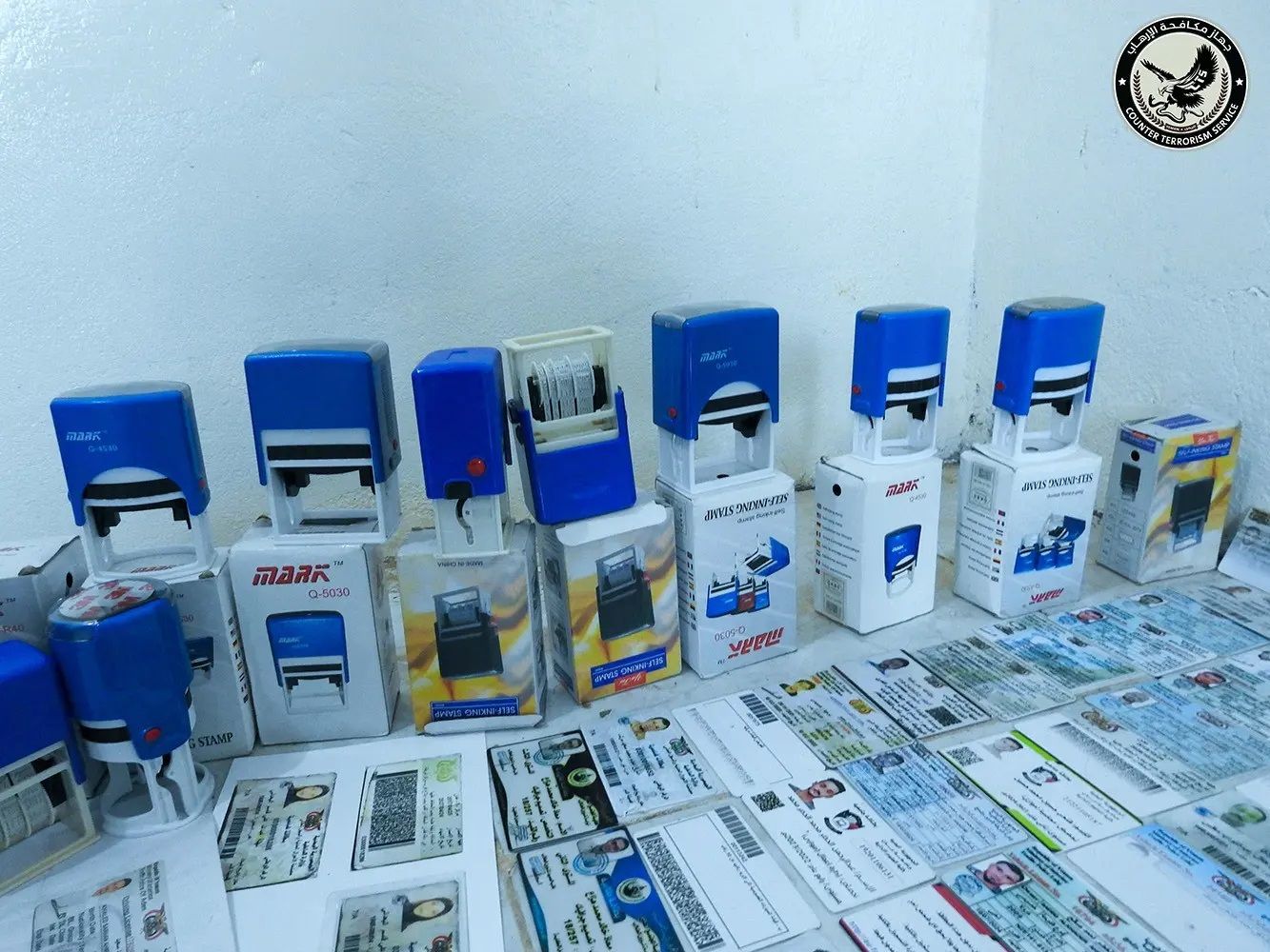 شاهد بالصور...الإطاحة بأخطر عصابة تزوير وثائق جنوبي اليمن.. والعثور على مفاجأة صادمة في مقرّها بعد مداهمته" تفاصيل"