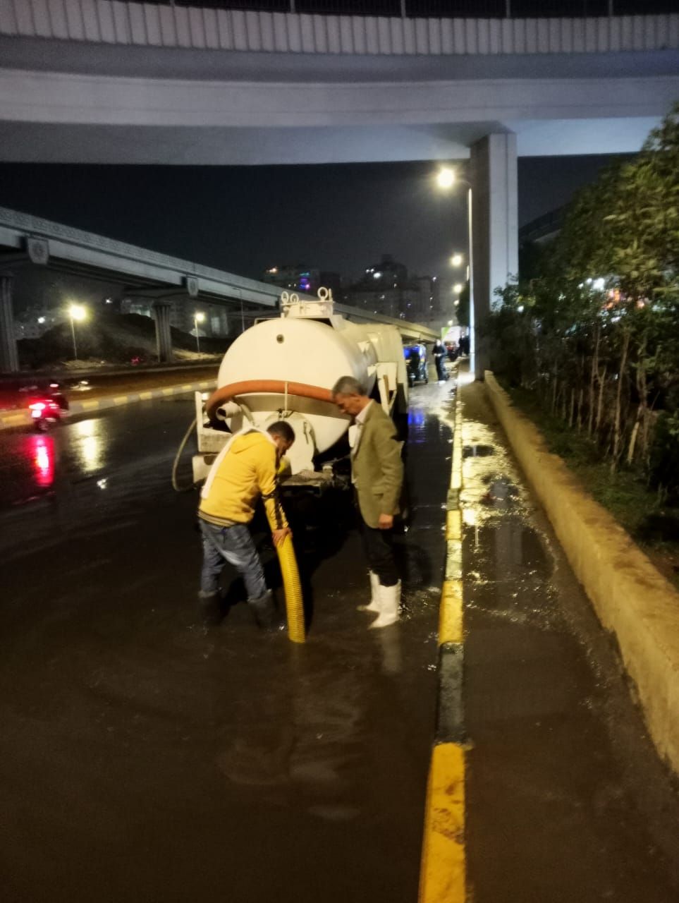 انتشار سيارات شفط مياه الأمطار فى الجيزة لتسهيل الحركة المرورية.. صور