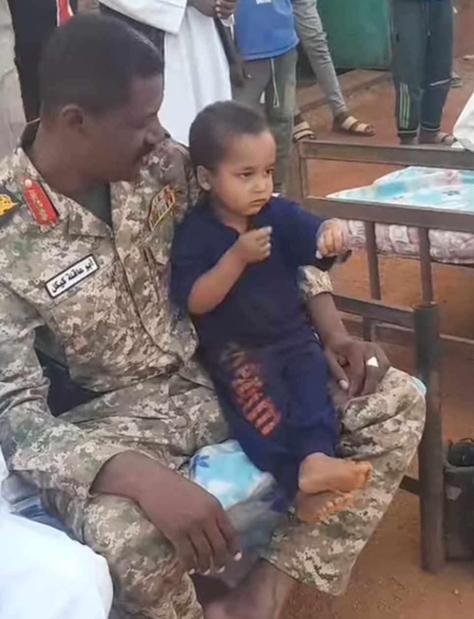 شاهد بالصورة والفيديو.. طفل صغير بالجزيرة يقلد “زردية” قائد الجيش وإشارة “كيكل” والأخير يحمله ويبدي إعجابه الشديد به وبتقليده