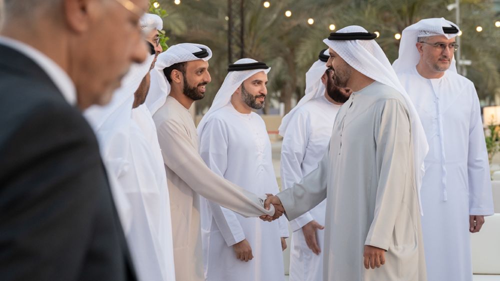 ذياب بن محمد بن زايد يشارك موظفي جهات حكومية الإفطار الرمضاني في «برزة أبوظبي»