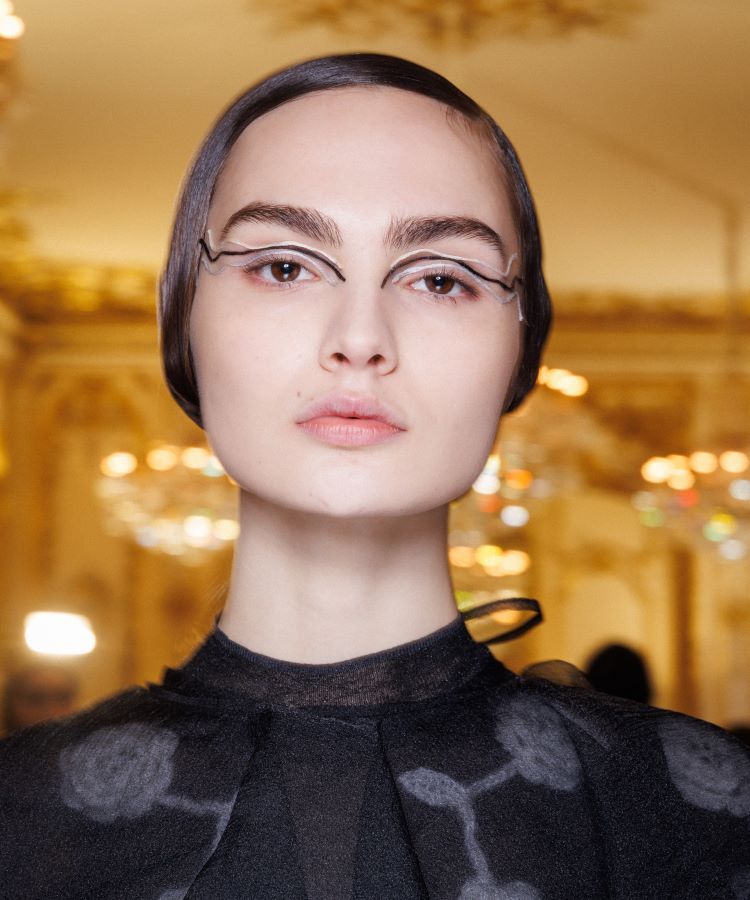 صيحات جمالية ترسم خطوط مكياج خريف وشتاء 2025 من أسبوع الموضة في باريس
