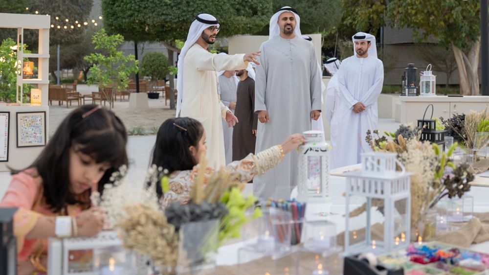 ذياب بن محمد بن زايد يشارك موظفي جهات حكومية الإفطار الرمضاني في «برزة أبوظبي»