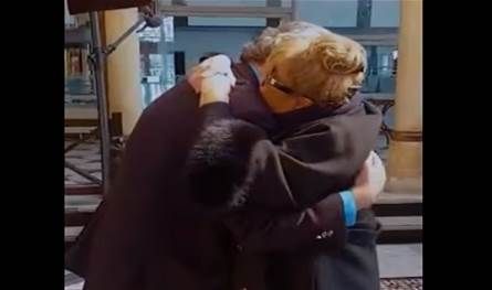 الامارات | بعد غياب 20 سنة .. لقاء مؤثر بين منى واصف وابنها عمار (فيديو)