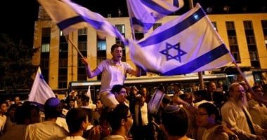 عائلات المحتجزين الإسرائيليين تدعو لاعتصام متواصل أمام مقر وزارة الدفاع