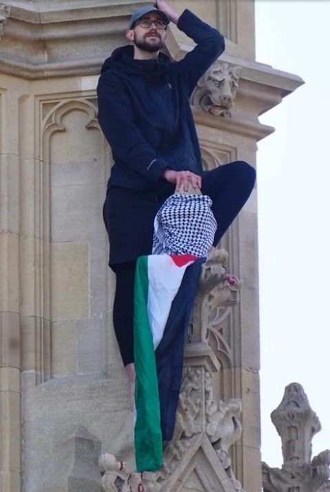 علم فلسطين فوق برج "بيج بن".. رجل يتسلق إليزابيث تاور ويرفع العلم.. صور