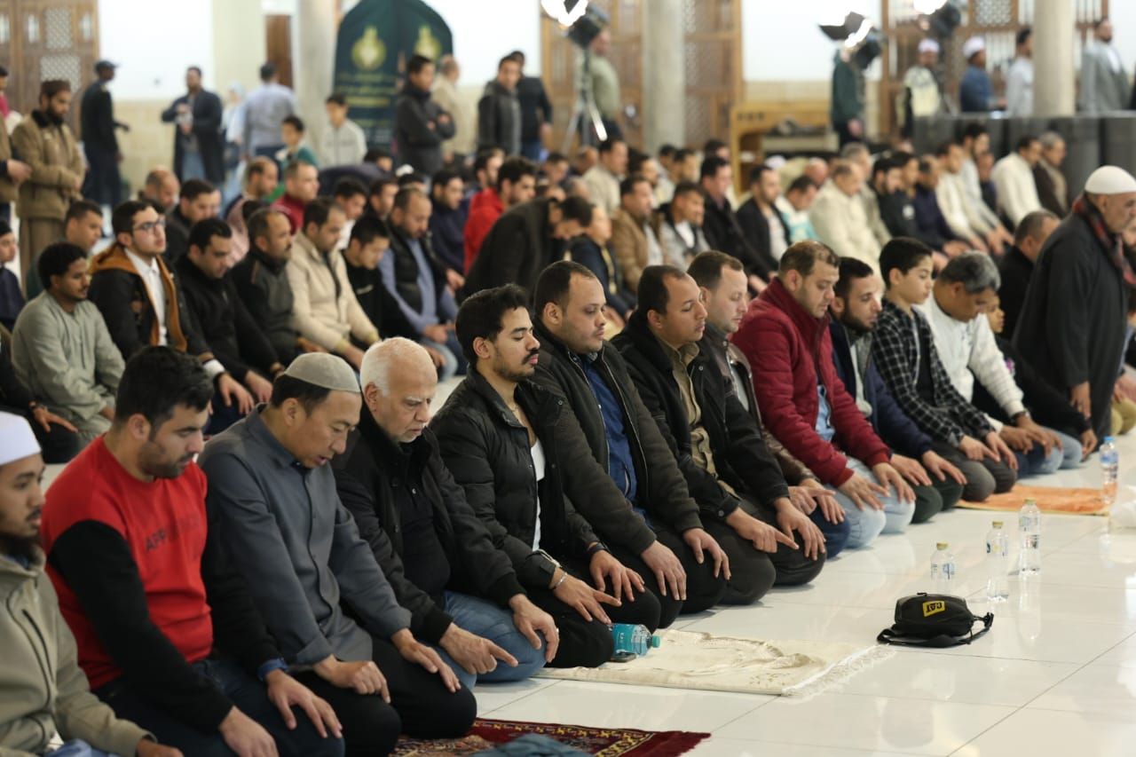 خاشعين لله.. آلاف المصلين يؤدون العشاء والتراويح بالجامع الأزهر في الليلة التاسعة من رمضان.. صور