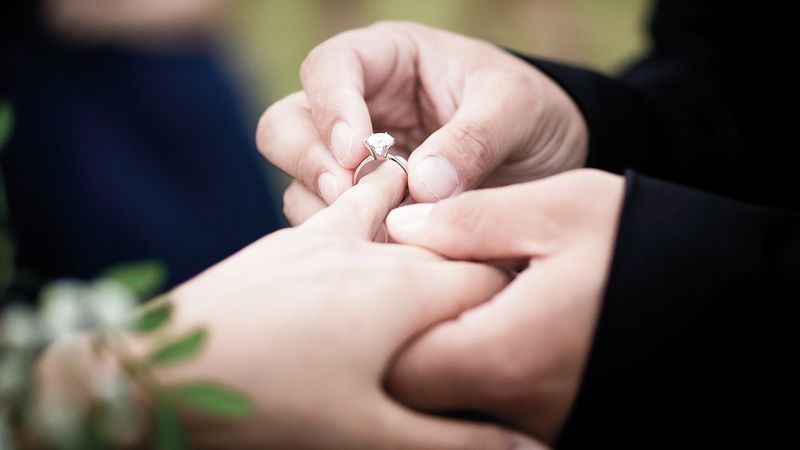 الامارات | سيدة عراقية تكتشف بالصدفة أن زوجها متزوج من 7 نساء غيرها