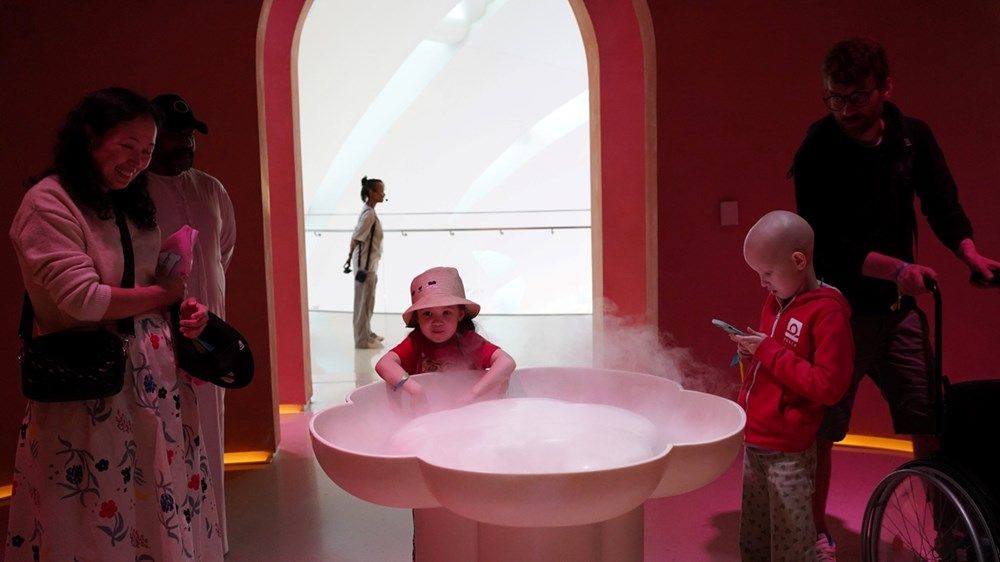 حمدان بن محمد يوجه باستقبال طفلة فنلندية مريضة بالسرطان في دبي وتوفير برنامج سياحي متميز لها