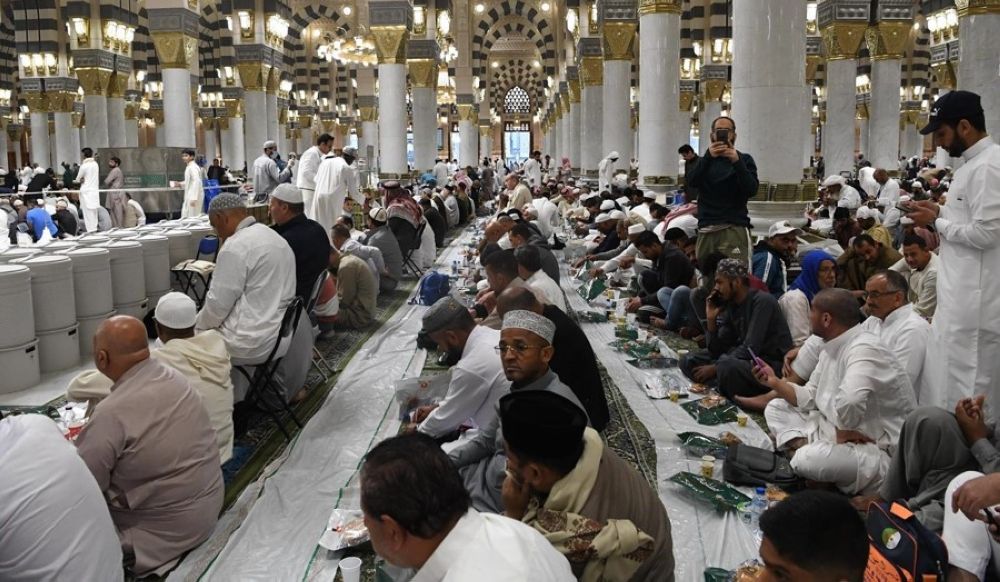 بينها 300 عربة متحركة.. خدمات متواصلة لقاصدي المسجد النبوي