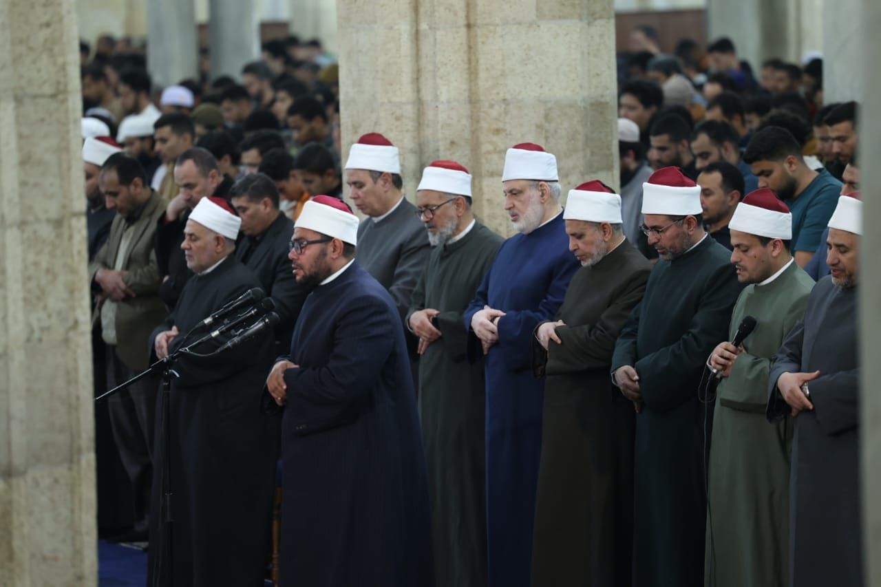 خاشعين لله.. آلاف المصلين يؤدون العشاء والتراويح بالجامع الأزهر في الليلة التاسعة من رمضان.. صور