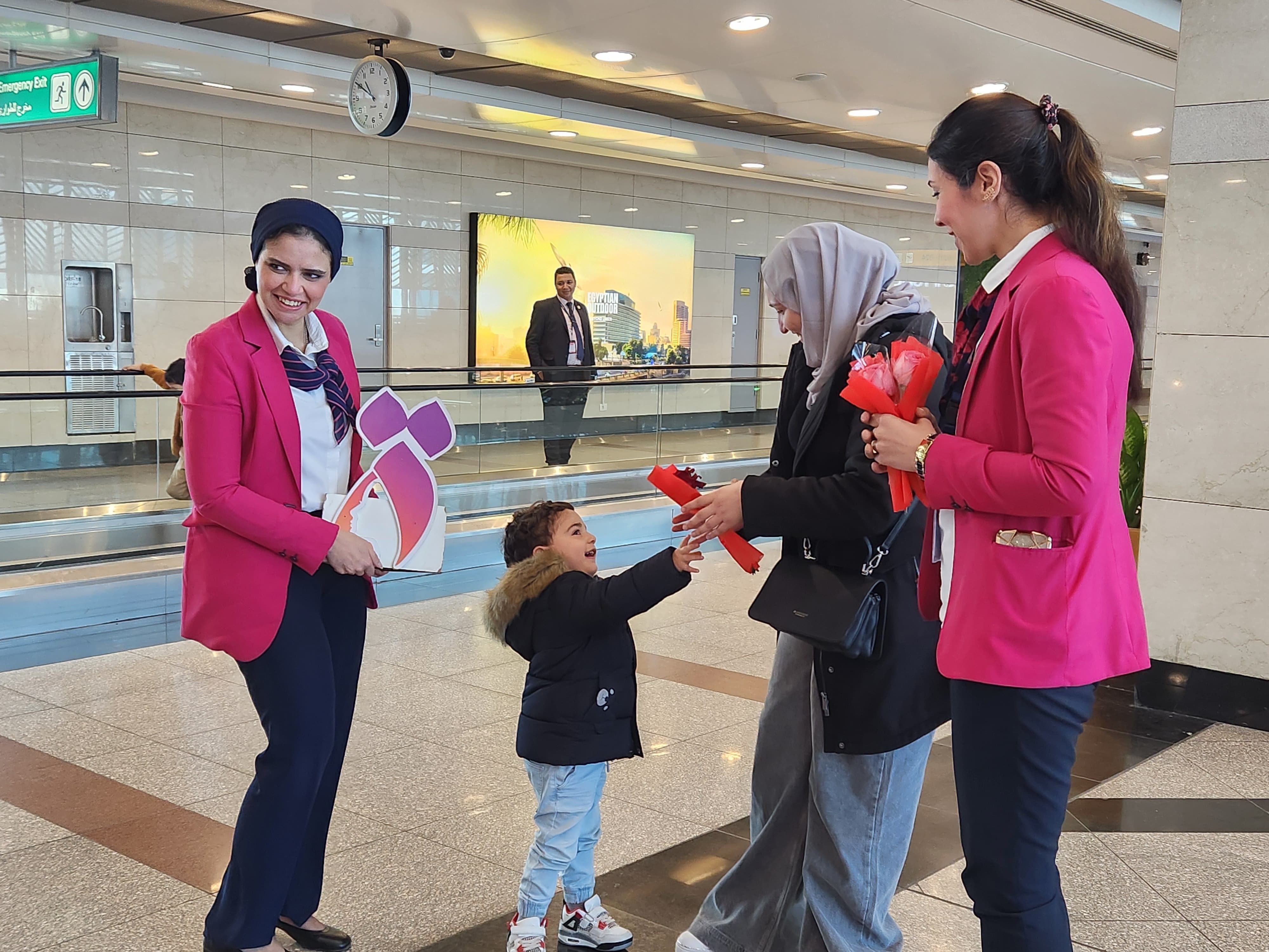 مطار القاهرة يحتفى بيوم المرأة العالمى مع المسافرات بصالات السفر والوصول