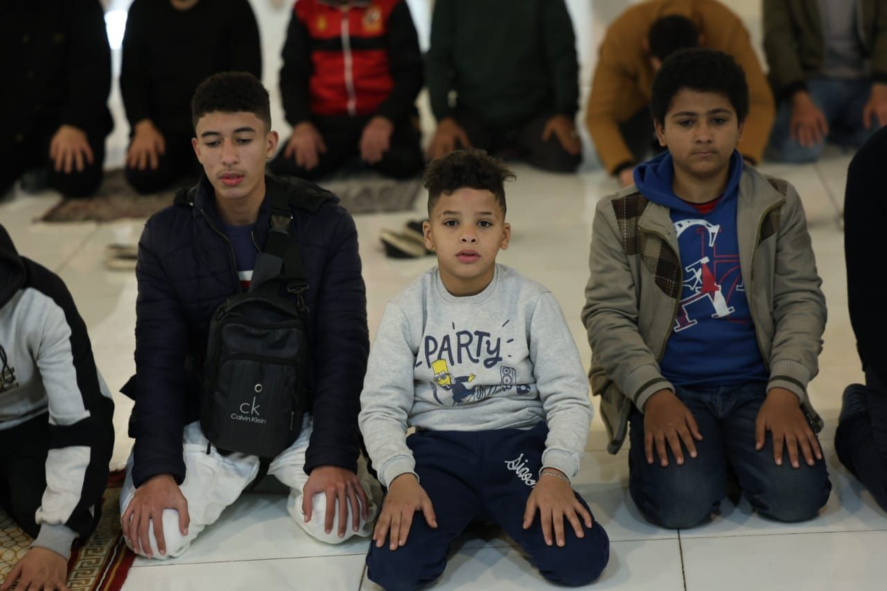 خاشعين لله.. آلاف المصلين يؤدون العشاء والتراويح بالجامع الأزهر في الليلة التاسعة من رمضان.. صور