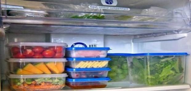 أطعمة تتحول إلى بيئة للبكتيريا بعد يوم في الثلاجة.. حافظ على صحة أسرتك