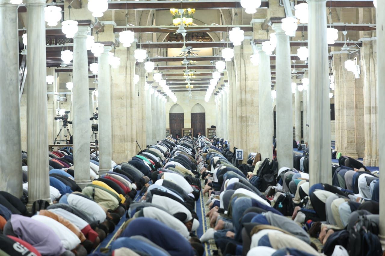 خاشعين لله.. آلاف المصلين يؤدون العشاء والتراويح بالجامع الأزهر في الليلة التاسعة من رمضان.. صور
