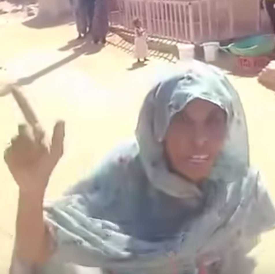 شاهد بالفيديو.. “حبوبة” سودانية تسخر من هروب أفراد الدعم السريع من منطقتهم: (كدمول مافي وصيجوا)