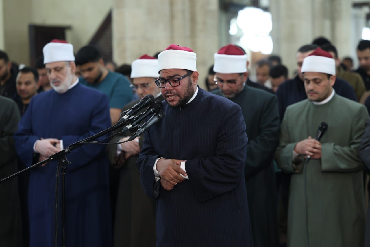خاشعين لله.. آلاف المصلين يؤدون العشاء والتراويح بالجامع الأزهر في الليلة التاسعة من رمضان.. صور