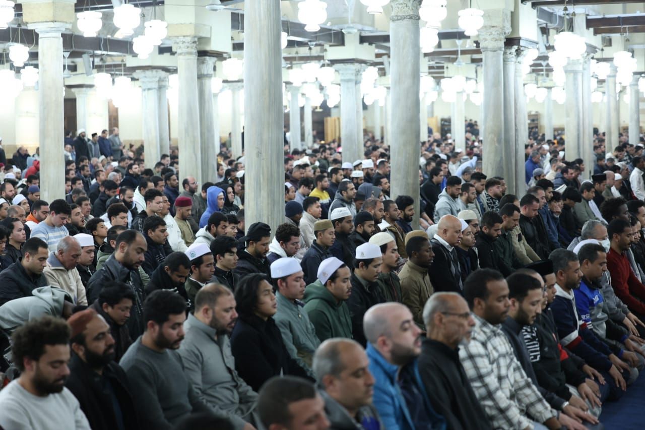 خاشعين لله.. آلاف المصلين يؤدون العشاء والتراويح بالجامع الأزهر في الليلة التاسعة من رمضان.. صور