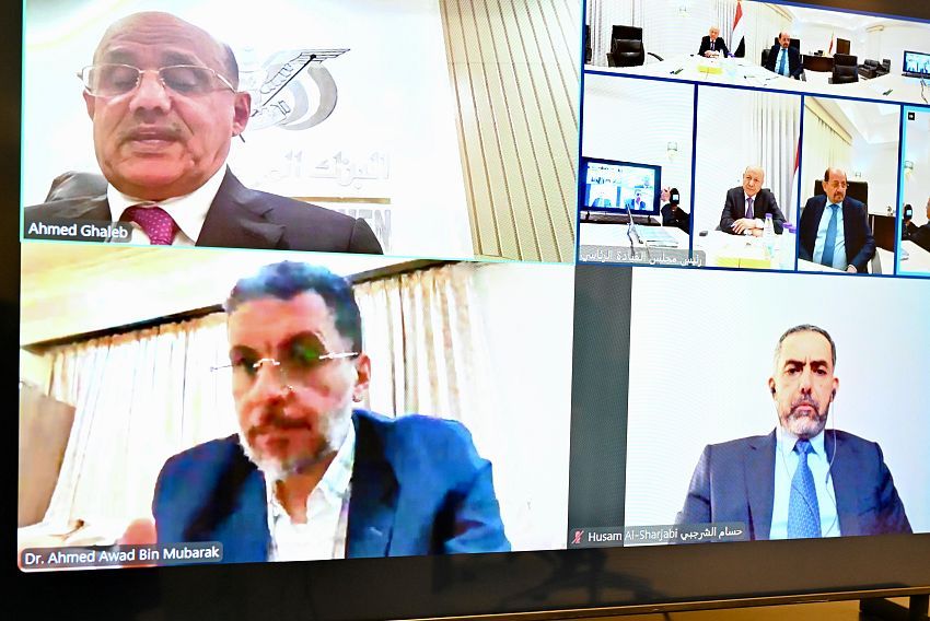 الزبيدي يعتذر وثلاثة من أعضاء المجلس الرئاسي ينسحبون خلال اجتماع برئاسة العليمي