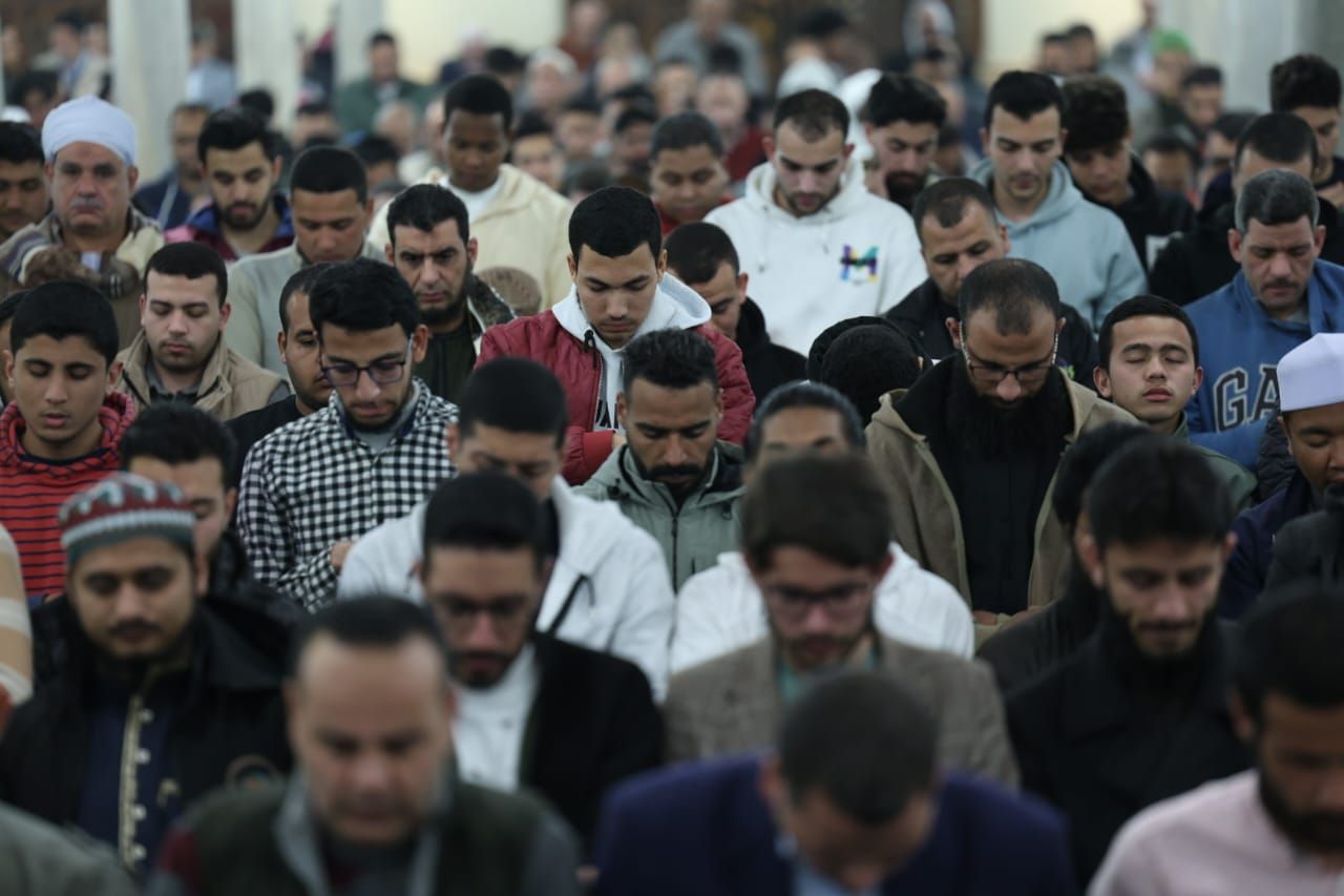 خاشعين لله.. آلاف المصلين يؤدون العشاء والتراويح بالجامع الأزهر في الليلة التاسعة من رمضان.. صور