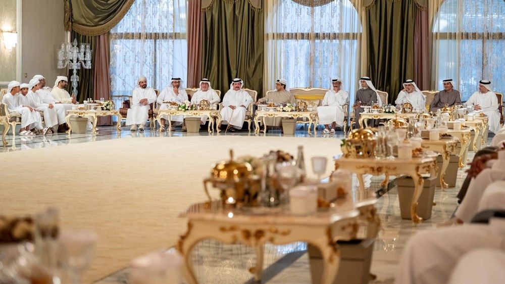 منصور بن زايد يحضر مأدبة الإفطار التي أقامها سلطان بن حمدان
