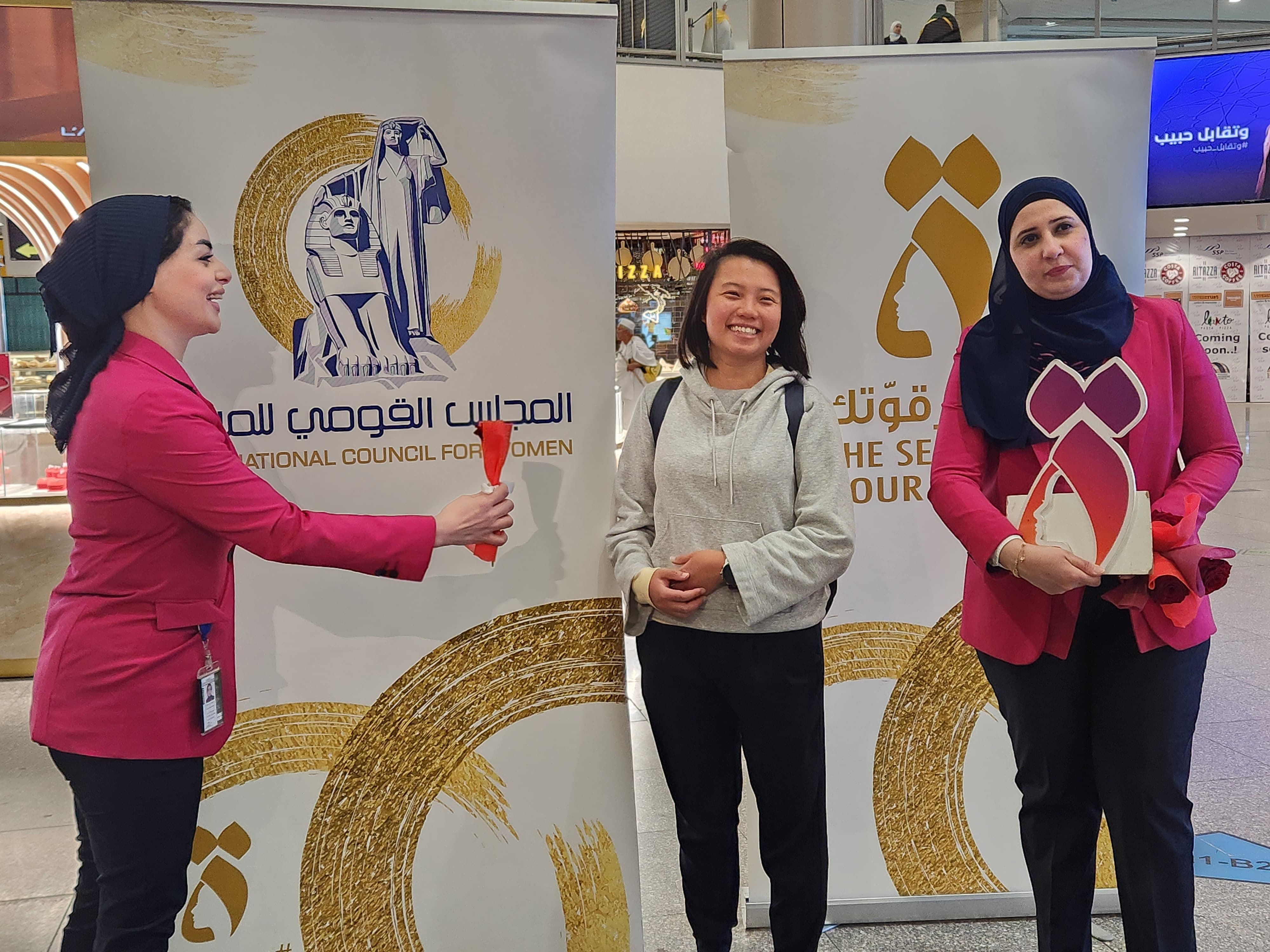 مطار القاهرة يحتفى بيوم المرأة العالمى مع المسافرات بصالات السفر والوصول