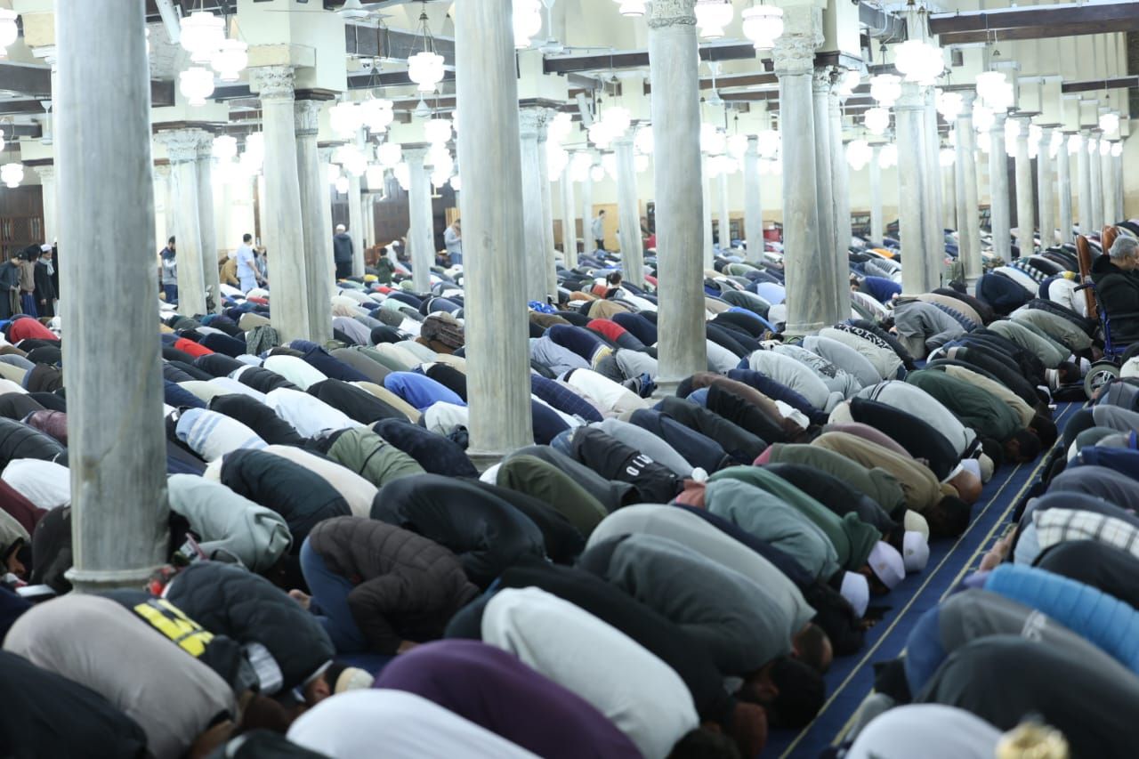 خاشعين لله.. آلاف المصلين يؤدون العشاء والتراويح بالجامع الأزهر في الليلة التاسعة من رمضان.. صور