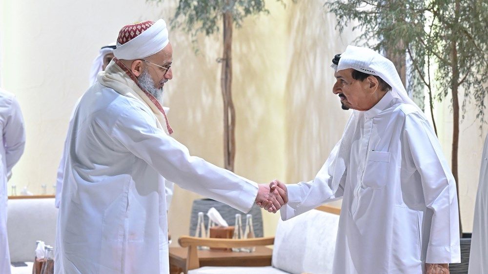 حاكم عجمان وولي عهده يستقبلان المهنئين بشهر رمضان