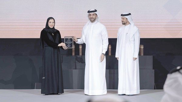 سلطان بن أحمد يكرّم الجهات الفائزة بجائزة «تميُّز»