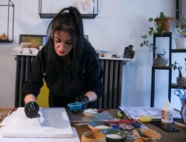 الامارات | فنانة تركية ترسم لوحات مدهشة من رماد جثة