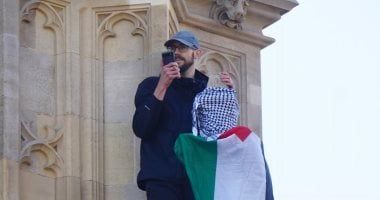 شاهد بالفيديو.. شخص يتسلق برج ساعة بيج بن وسط لندن ويرفع علم فلسطين