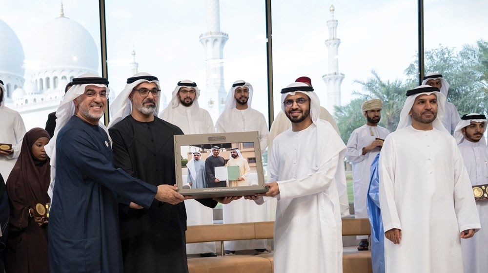 خالد بن محمد بن زايد يكرّم الفائزين بجائزة الإمارات الدولية للقرآن الكريم