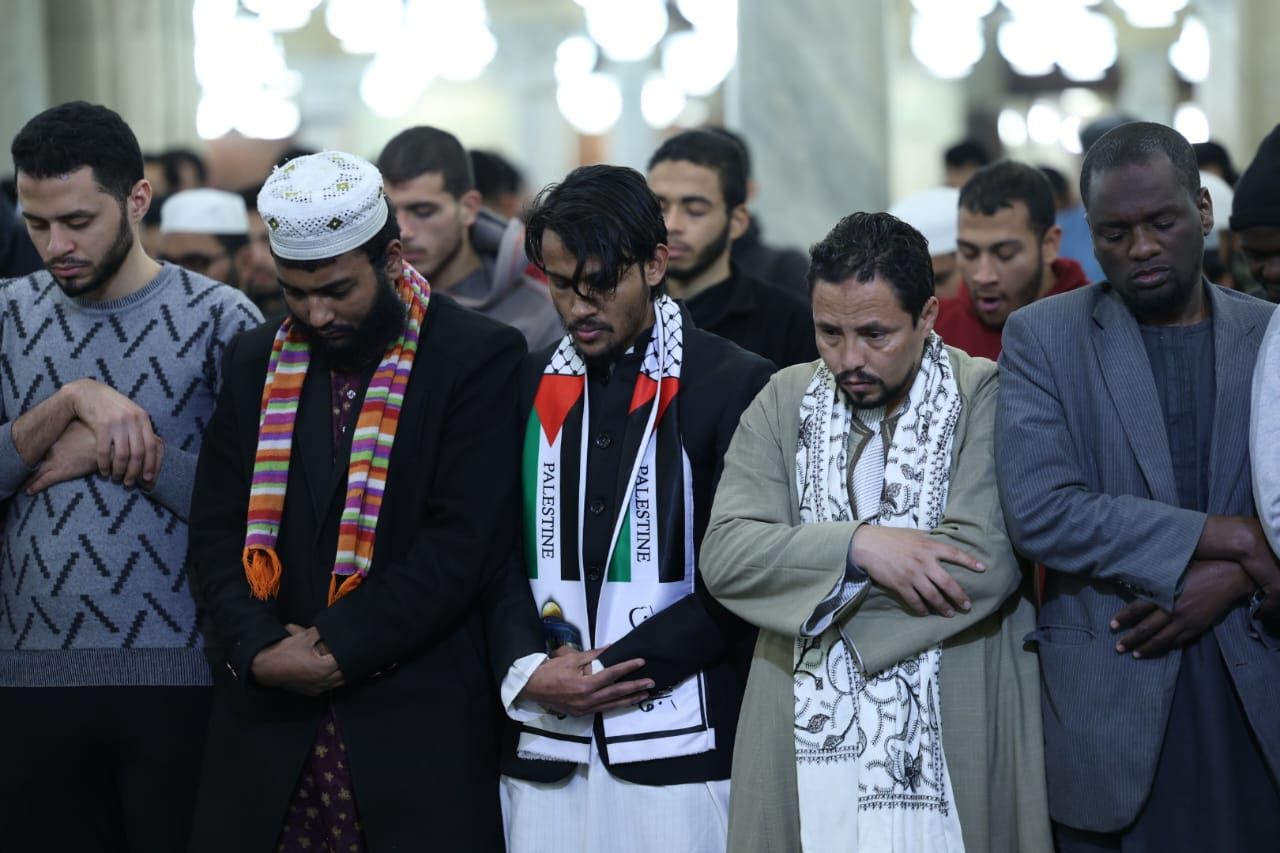 خاشعين لله.. آلاف المصلين يؤدون العشاء والتراويح بالجامع الأزهر في الليلة التاسعة من رمضان.. صور