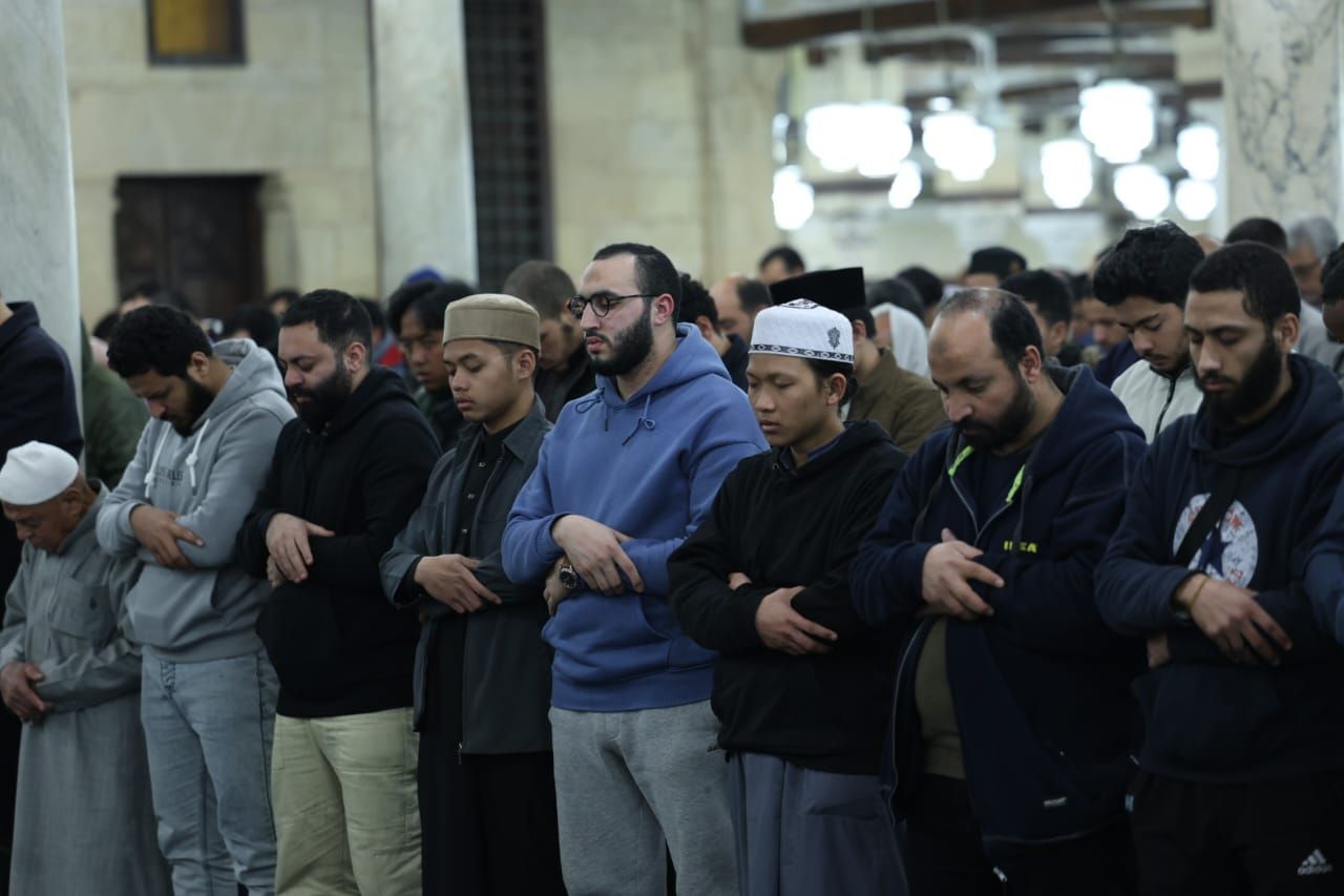 خاشعين لله.. آلاف المصلين يؤدون العشاء والتراويح بالجامع الأزهر في الليلة التاسعة من رمضان.. صور