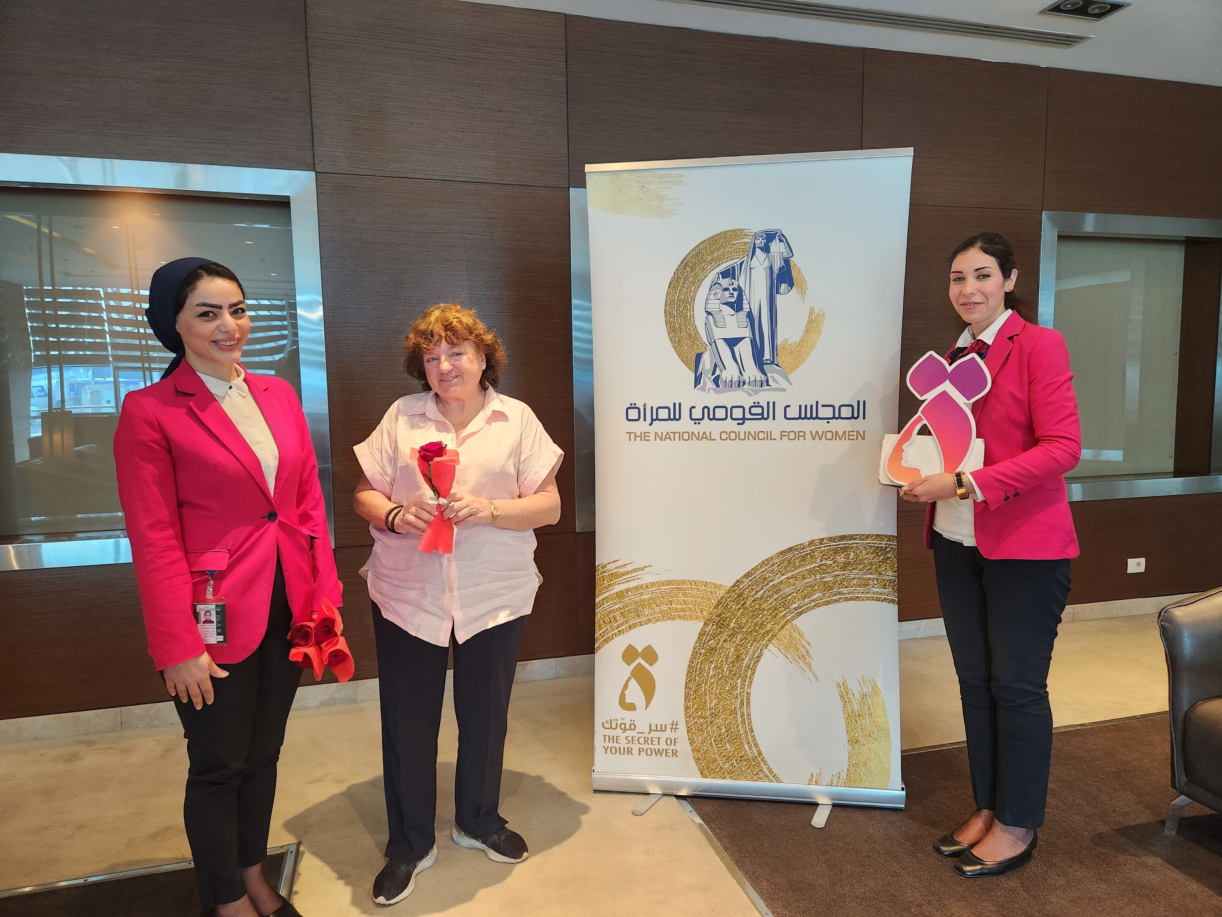 مطار القاهرة يحتفى بيوم المرأة العالمى مع المسافرات بصالات السفر والوصول