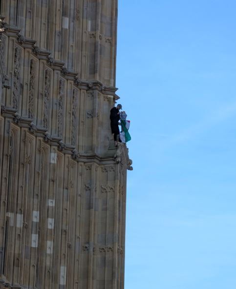 علم فلسطين فوق برج "بيج بن".. رجل يتسلق إليزابيث تاور ويرفع العلم.. صور