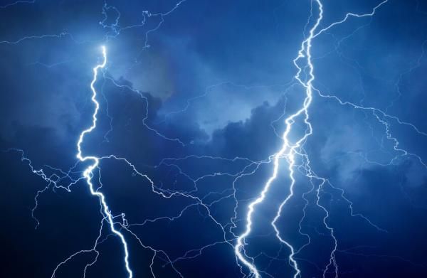 الامارات | صاعقة برق تقتل مصرية وتصيب أخرى