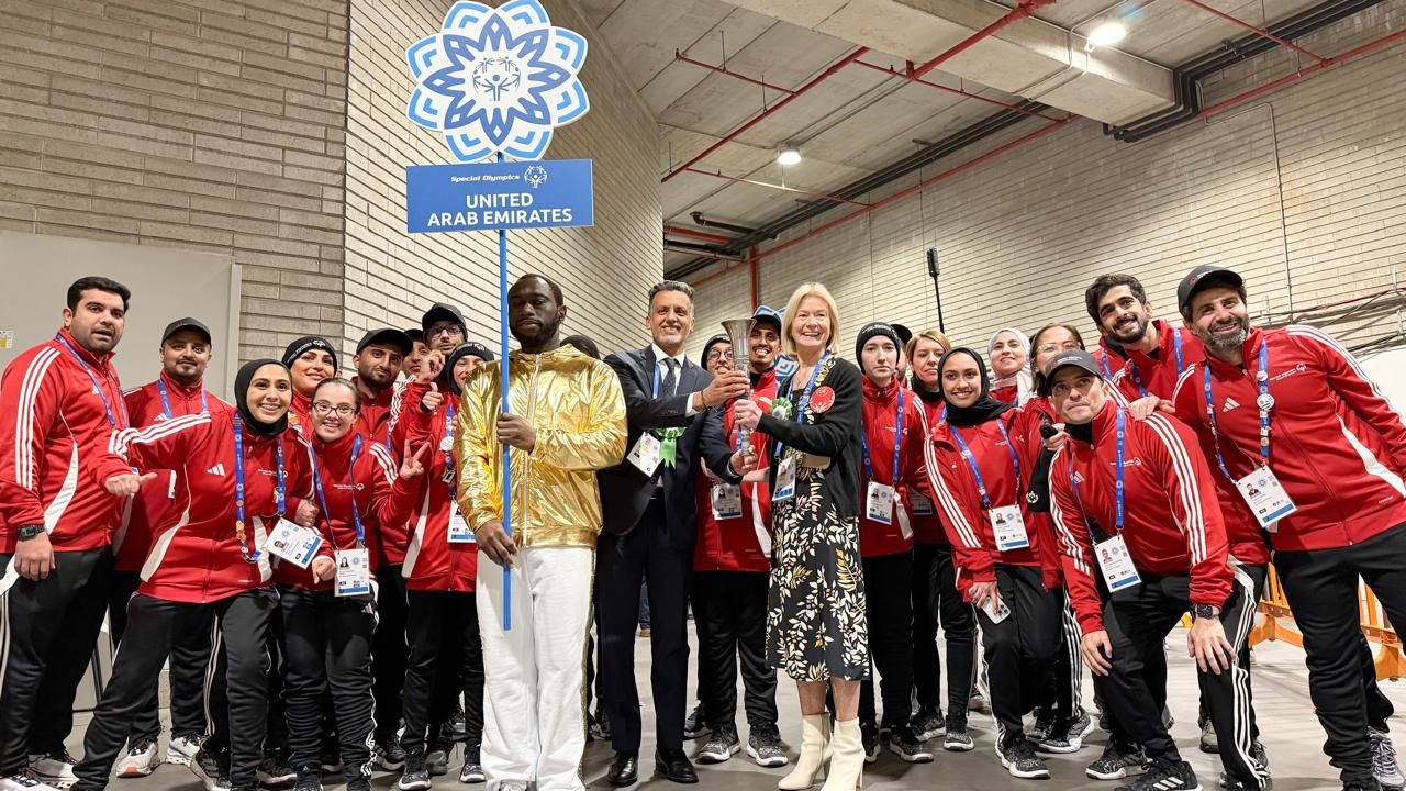 الامارات | الإماراتية مينة المزروعي ترفع علم الأولمبياد الخاص في افتتاح الألعاب العالمية الشتوية