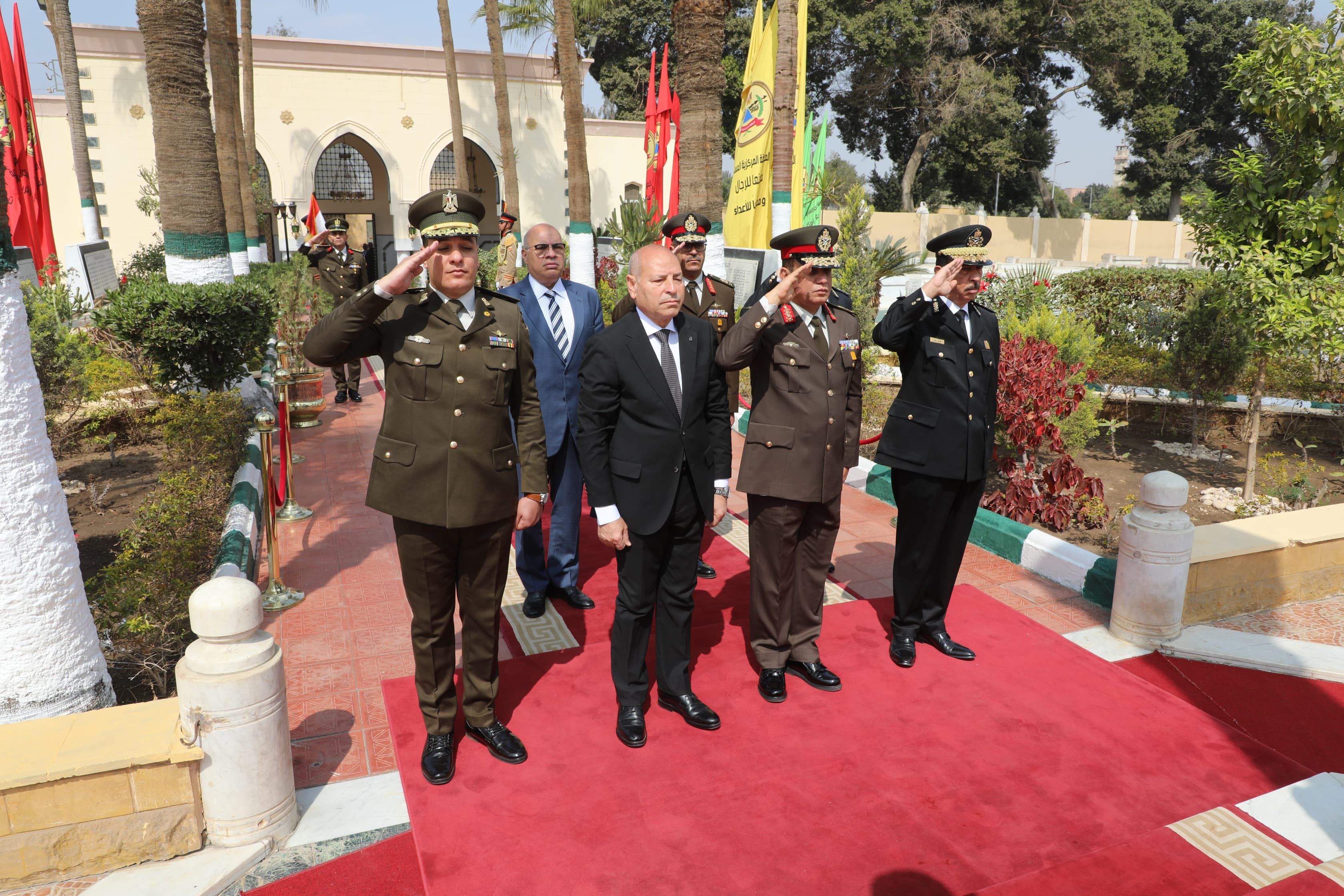 محافظ القاهرة يضع إكليلا من الزهور على مقابر شهداء المنطقة العسكرية بالخفير