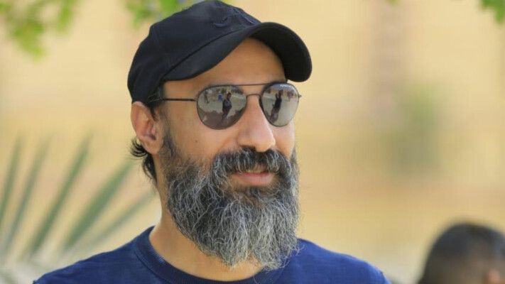 مؤلف " أهل الخطايا " أحمد أنور يرد على تشبيه العمل بـ "المداح "