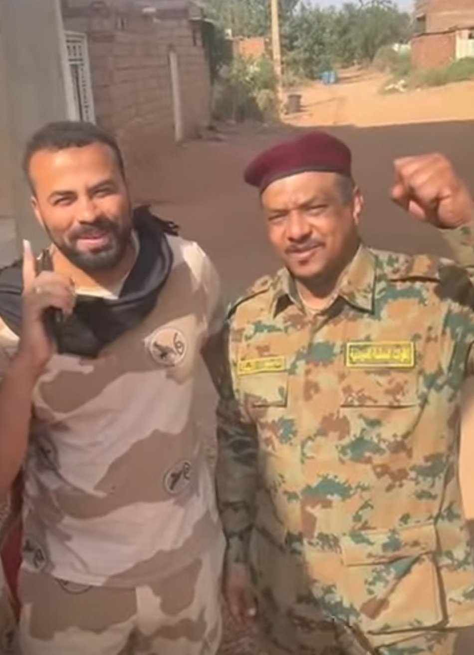 شاهد بالصورة والفيديو.. الفنان عاصم البنا يرتدي “الكاكي” ويتفقد مصابي (أبو طيرة فكاكين الحيرة) بأم درمان