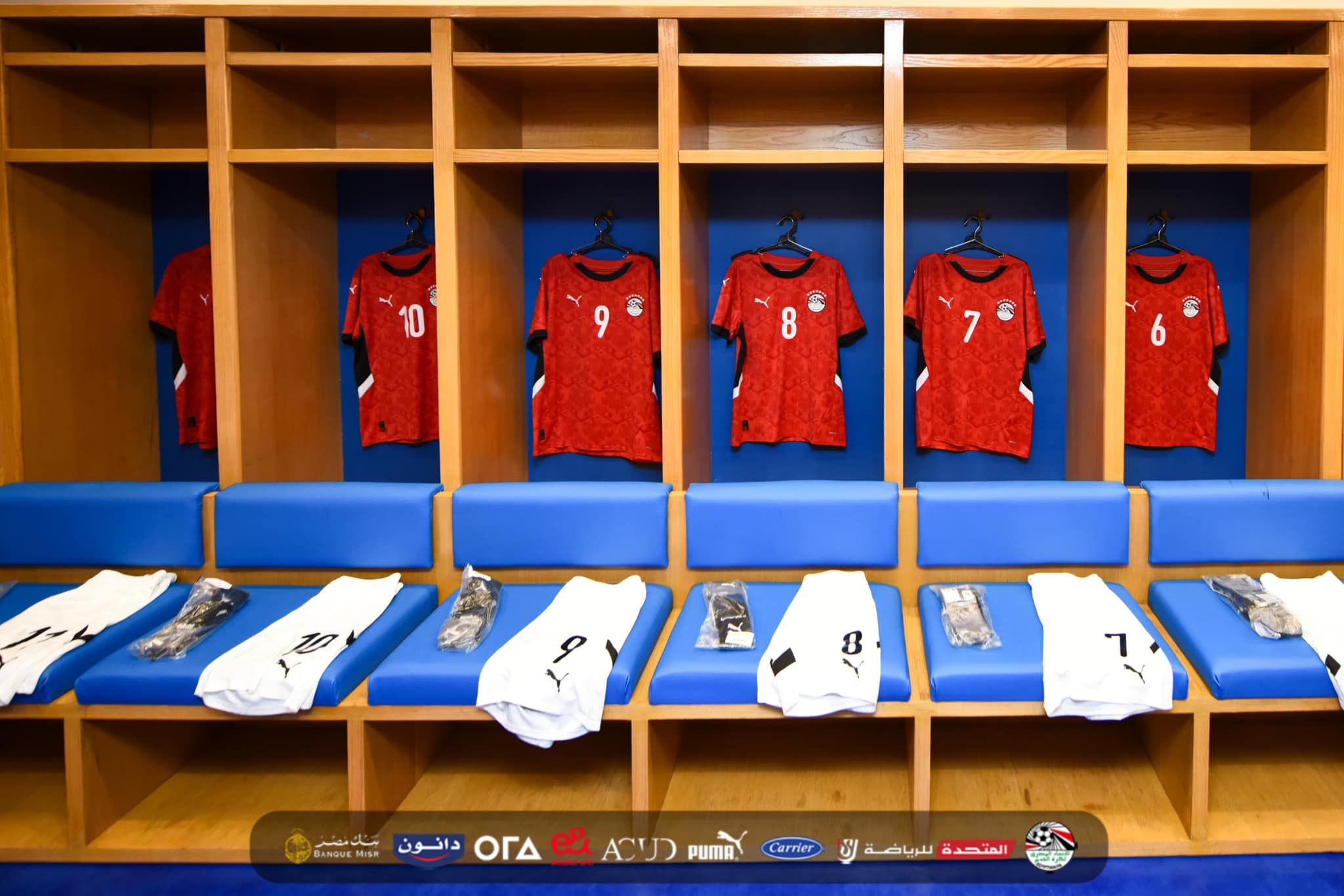 شاهد غرفة ملابس منتخب المحليين قبل مواجهة جنوب أفريقيا.. صور