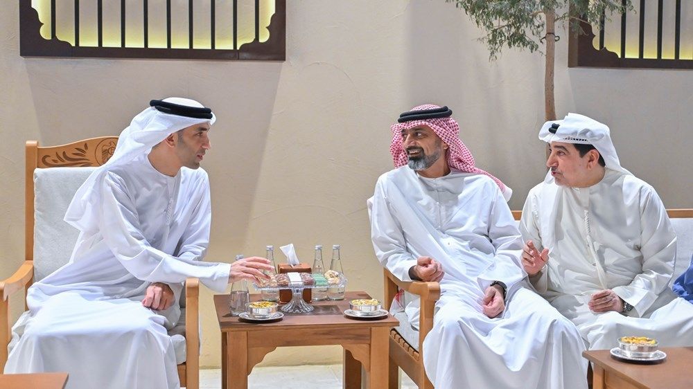 حاكم عجمان يتبادل التهاني بشهر رمضان مع الشيوخ وكبار المسؤولين