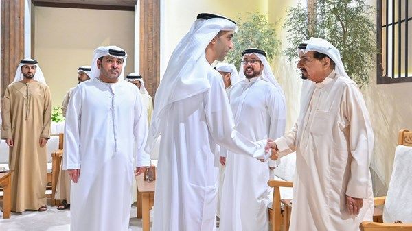 حاكم عجمان يتبادل التهاني بشهر رمضان مع الشيوخ وكبار المسؤولين