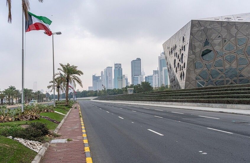 الخليج اليوم .. الكويت.. توقيف امرأة مسحوبة جنسيتها بعد تطاولها على قرارات الدولة تمهيدا لترحيلها لبلدها