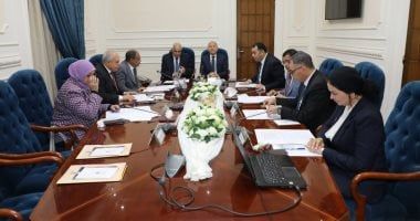 محافظ القاهرة يجرى مقابلات للمتقدمين لشغل وظائف مدير عام