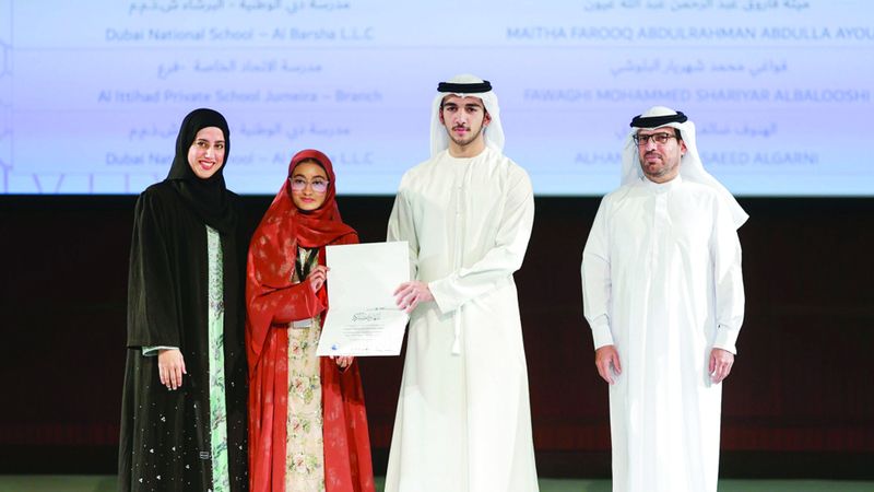 الامارات | تكريم الفائزين بمسابقة راشد بن محمد للقرآن الكريم لطلبة المدارس
