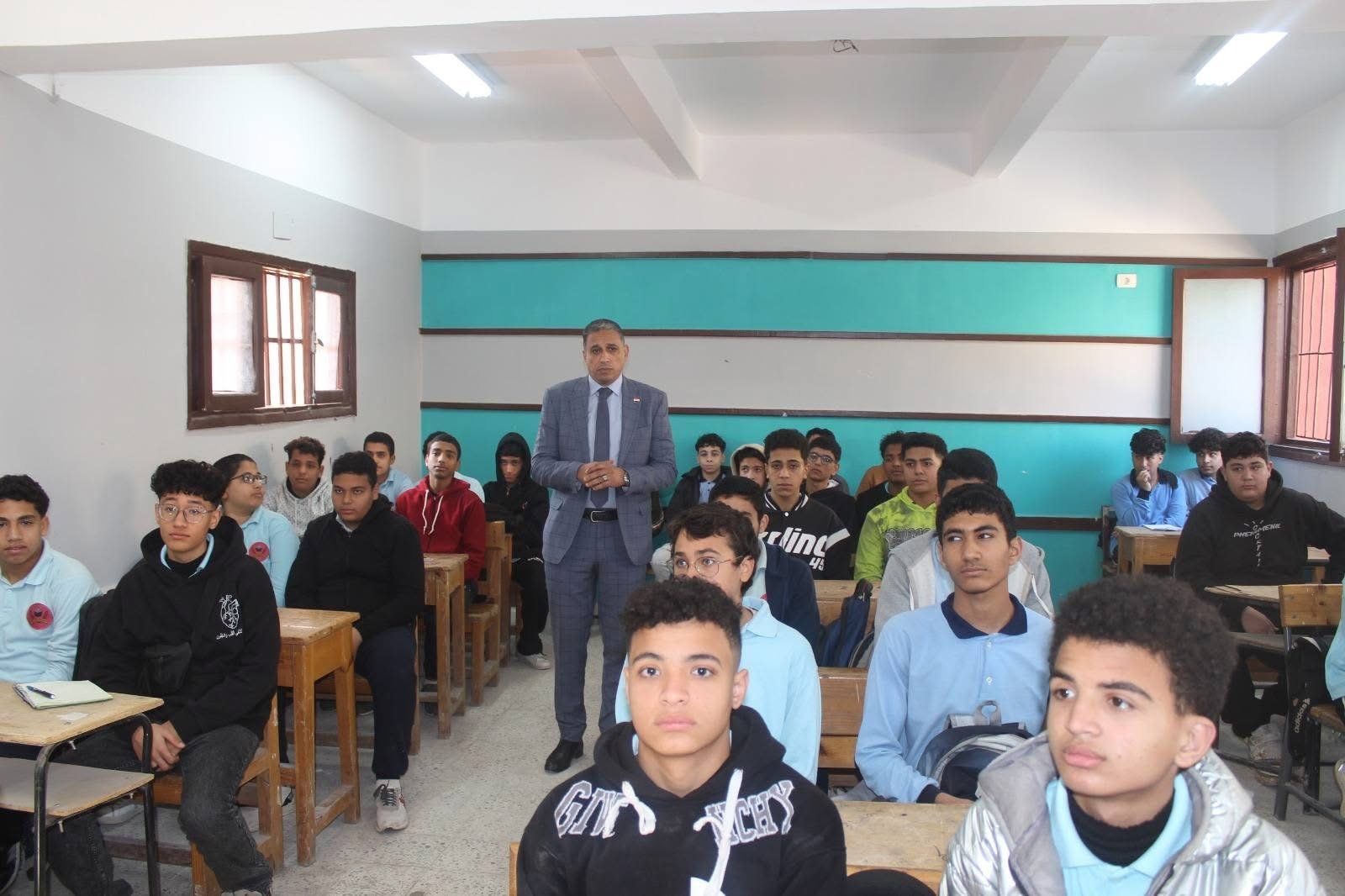 وكيل وزارة التعليم بالجيزة يشدد على التزام الطلاب بالزى المدرسى