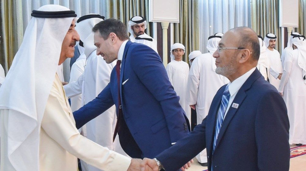 حاكم أم القيوين يستقبل المهنئين بالشهر الفضيل